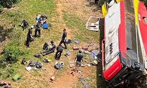 Xe du lịch chở 30 khách lao xuống chân đồi, nhiều người bị thương