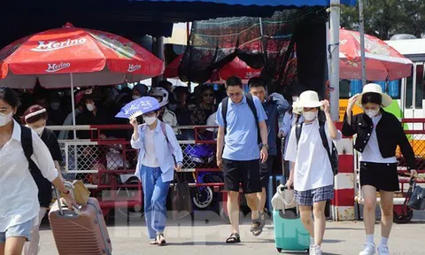 Phà Gót ra đảo Cát Bà tái diễn cảnh ùn tắc ngày cuối tuần