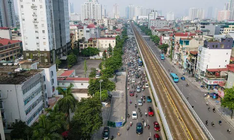 CLIP: Cận cảnh lô cốt khiến giao thông đường Nguyễn Trãi ùn ứ kéo dài giờ cao điểm