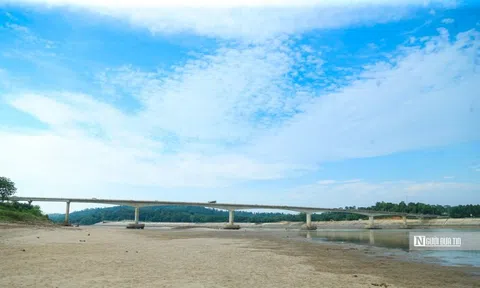 Sông Đà cạn trơ đáy, người dân thoải mái đi dạo dưới lòng sông