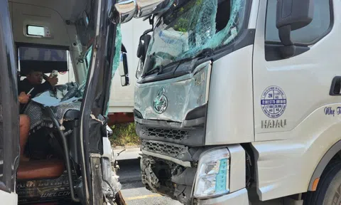 Xe khách chở 24 người đấu đầu xe tải trên Quốc lộ 1