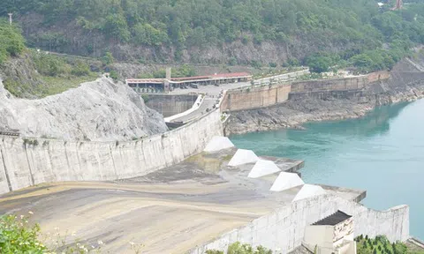 Giám đốc thuỷ điện Hoà Bình: Cả đời làm nghề chưa từng chứng kiến thuỷ điện hết nước thế này