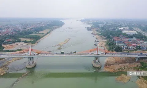 Trải thảm nhựa mặt cây cầu trị giá hơn 500 tỷ, nối Vĩnh Phúc - Phú Thọ