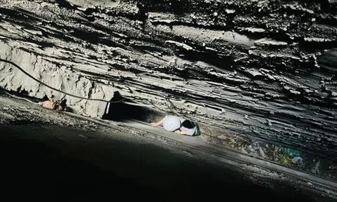 TPHCM: Một phụ nữ rơi từ trên cao, kẹt giữa khe tường 35cm