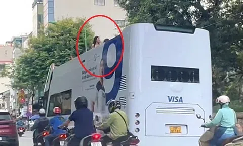 Nhiều xe khách 2 tầng trùm kín biển quảng cáo vẫn vô tư 'diễu' phố Hà Nội