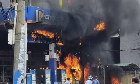 Khách vứt đầu thuốc lá, cây xăng ở Bình Định cháy dữ dội