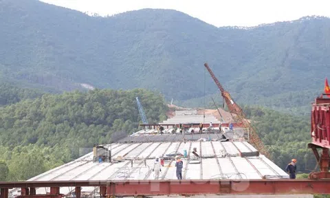 'Phơi nắng' gần 40 độ C thi công cao tốc Diễn châu - Bãi Vọt