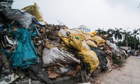 Hà Nội: Vỉa hè công viên Mai Dịch ngập rác thải, bị chiếm dụng làm bãi đỗ xe