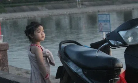 Người dân đua nhau tắm hồ Linh Đàm, bất chấp biển cấm