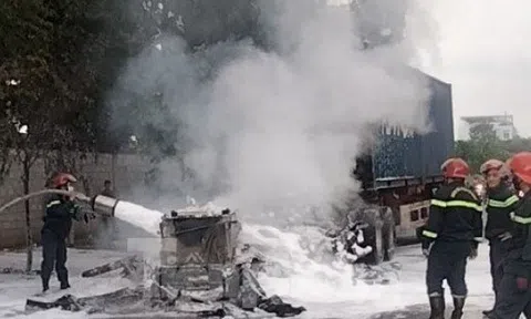 CLIP: Xe container bốc cháy dữ dội khi lưu thông ở Bình Dương