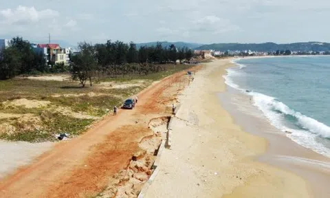 Sóng biển đánh nát kè biển ở Bình Định, người dân lo mất đất