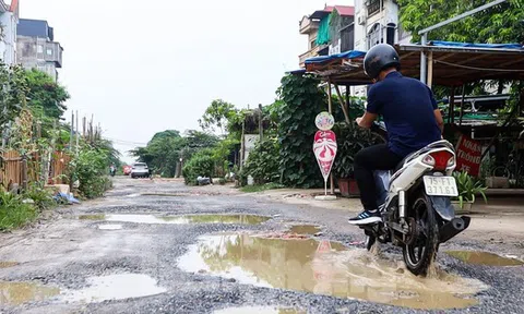 Cận cảnh con đường lầy lội 'cùng khổ', người dân phải 'làm xiếc' để vượt qua