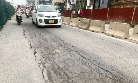 Mặt đường Âu Cơ 'vá chằng vá đụp' sau khi nứt toác
