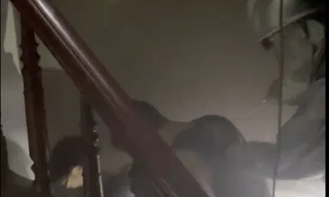 Giải cứu 5 người thoát khỏi đám cháy lúc rạng sáng