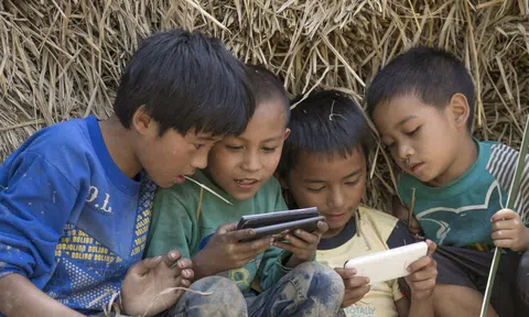 Những đứa trẻ Trung Quốc bị cha mẹ 'bỏ rơi', phụ thuộc smartphone