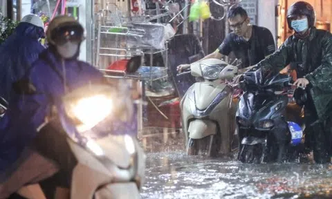 Hà Nội mưa trắng trời giờ cao điểm, đường sá thành 'sông', xe chết máy hàng loạt