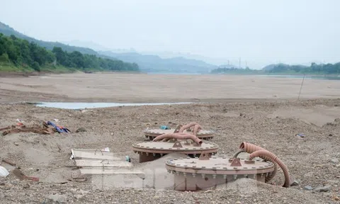 Cận cảnh trạm bơm khẩn cấp trong thời điểm nước sông Đà cạn trơ đáy