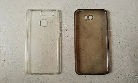 Lý do ốp trong suốt ngả vàng