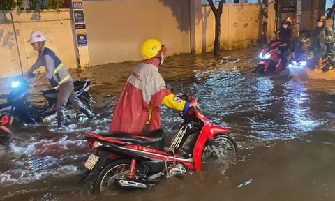 TP HCM: Mưa lớn gây ngập khắp nơi, người dân bì bõm đẩy xe