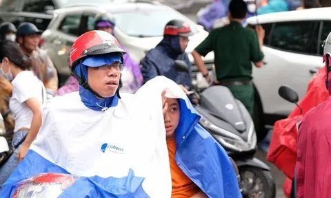 Hàng nghìn thí sinh 'đội mưa' dự thi tuyển lớp 6 Trường THPT Chuyên Hà Nội Amsterdam