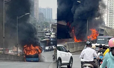 Hà Nội: Xe buýt bốc cháy ngùn ngụt khi đang lên dốc Vành đai 3 trên cao