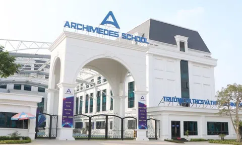 Học sinh lớp 1 bị bỏ quên trên xe giữa trưa nắng sau chuyến đi dã ngoại