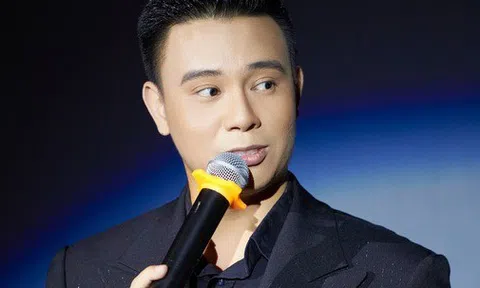 Ca sĩ Đông Hùng: 'Con lớn hơn một chút nữa là tôi phải mặc váy để dạy con'