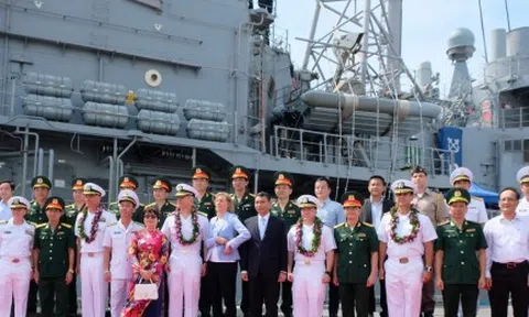 Đoàn tàu sân bay Hải quân Hoa Kỳ cập cảng Đà Nẵng, bắt đầu thăm Việt Nam 5 ngày