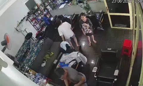 Clip người đàn ông đi xe con, đút túi nhầm điện thoại của tiệm cắt tóc