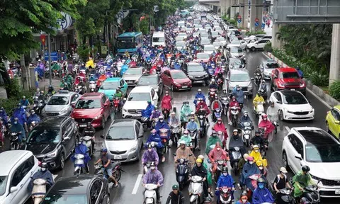 Người Hà Nội chật vật đến công sở trong mưa lớn sáng đầu tuần