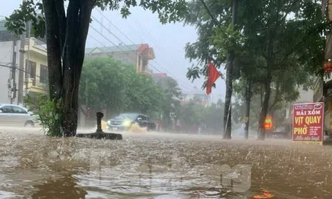 Mưa lũ ở Lạng Sơn làm một người mất tích, đường phố biến thành 'sông'