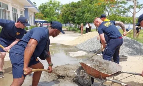 Thủy thủ tàu sân bay Mỹ USS Ronald Reagan trổ tài làm thợ xây cùng trẻ mồ côi Đà Nẵng