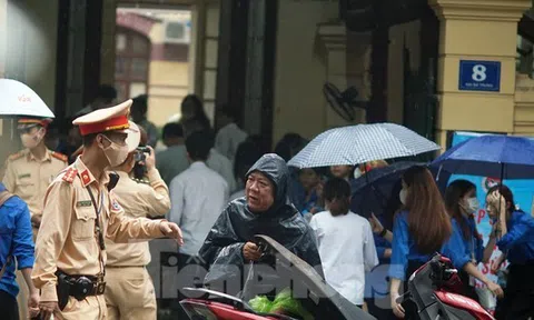 CSGT đội mưa phân làn, hỗ trợ thí sinh dự thi tốt nghiệp THPT