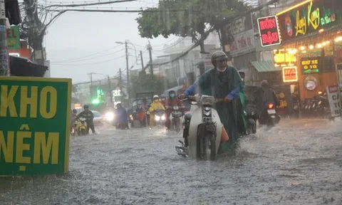 CLIP: TP HCM mưa tối trời, người dân xé nước trên đường