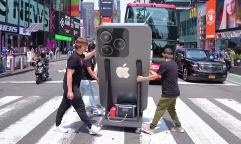 YouTuber tạo ra chiếc iPhone cao hơn 2 m