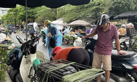 Chợ tự phát họp lấn chiếm lòng đường, vỉa hè tại k, Hà Nội