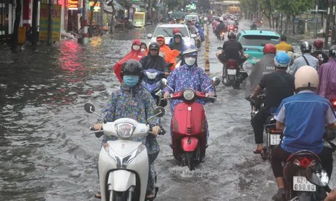 TP HCM mưa mù trời, nhiều nơi xe bơi trong nước