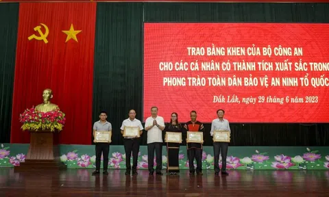 Bộ trưởng Tô Lâm trao bằng khen cho người dân tham gia truy bắt khủng bố