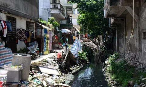 Hãi hùng 'bể phốt lộ thiên' tra tấn người dân Hà Nội suốt hàng chục năm