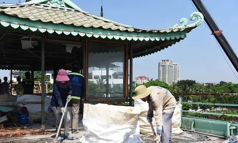 Cận cảnh dỡ bỏ 'du thuyền ma' cuối cùng trên mặt nước hồ Tây