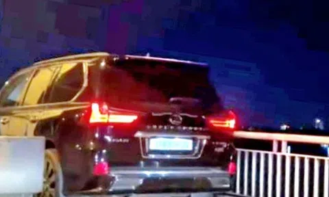 Sẽ tước giấy phép tài xế xe Lexus đi vào làn xe máy trên cầu Bến Thủy
