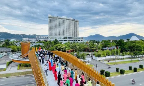 Ngắm cầu đi bộ đầu tiên ven vịnh Đà Nẵng
