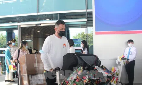 Nhặt được điện thoại của du khách, nhân viên vệ sinh sân bay Đà Nẵng đem giấu dưới gốc cây