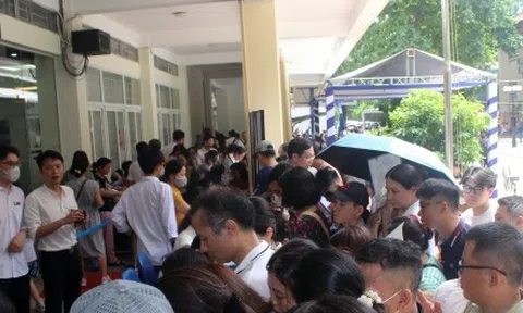 Phụ huynh Hà Nội vật vờ dưới nắng nóng, giành suất vào lớp 10 cho con