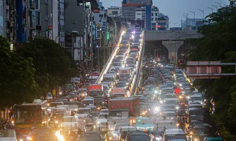 Người Hà Nội chật vật tìm lối thoát trong mưa dông giăng kín trời