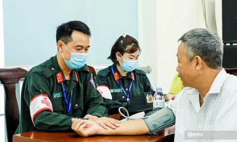 Thăm khám, tặng quà cho gia đình có công với cách mạng