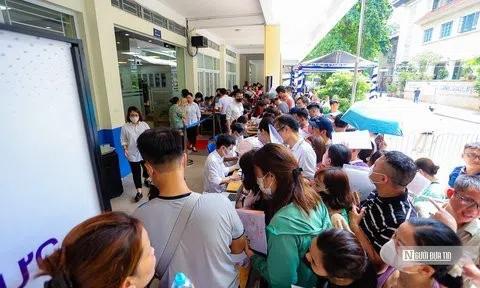 Lý giải việc phụ huynh trắng đêm xếp hàng "giành suất" học cho con