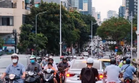 Phớt lờ biển cấm, người dân Thủ đô ùn ùn đi lên cầu vượt Lê Văn Lương - Láng Hạ