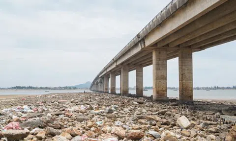 Hàng trăm tấn ‘rác’ bị bỏ rơi dưới chân cầu 500 tỷ đồng