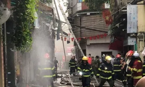 Đang giải cứu 3 người mắc kẹt trong đám cháy nhà ở Hà Nội